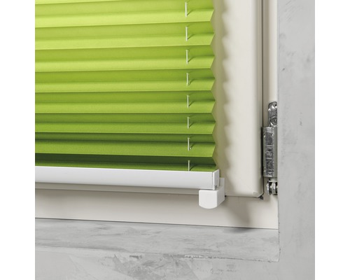 Groen plisségordijn op het raam