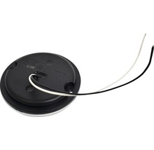 Achteraanzicht van een ronde achteruitrijlicht met kabel