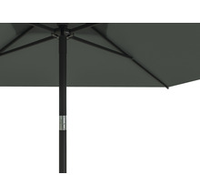 Detailopname van een parasol met mast en stoffen bekleding