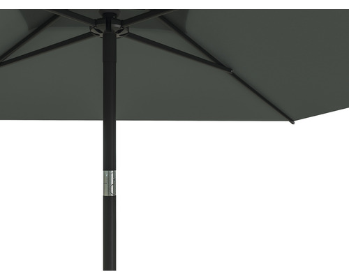 Detailopname van een parasol met mast en stoffen bekleding