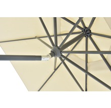 Detailopname van een parasol met metalen frame en beige doek