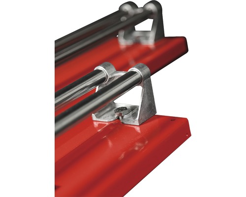 Detailopname van een tegelsnijmachine met geleiderails