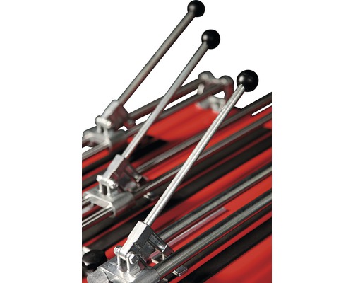 Details van tegelsnijder met hendels en rails.
