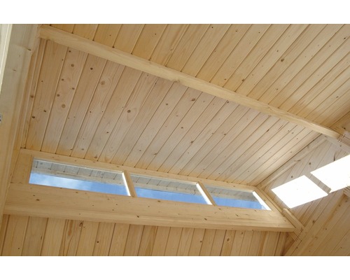 Interieur van een houten sauna met ramen