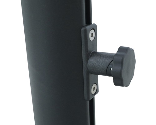 Detail van een schroef en een draaiknop op een metalen object