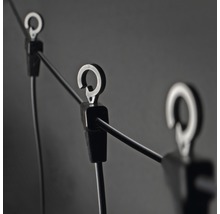 Detailopname van een lichtsnoer met clips en haken voor bevestiging