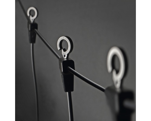 Detailopname van een lichtsnoer met clips en haken voor bevestiging