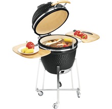 Keramische barbecue met voedsel en bijzettafels op wielen