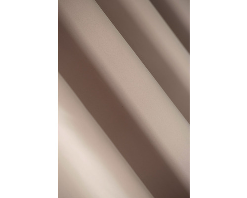 Gedetailleerde opname van een stoffen gordijn met plooien