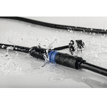 Waterdichte stroomkabel met stekkerverbinding onder waterspetters