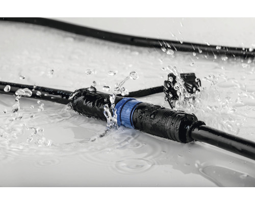 Waterdichte stroomkabel met stekkerverbinding onder waterspetters
