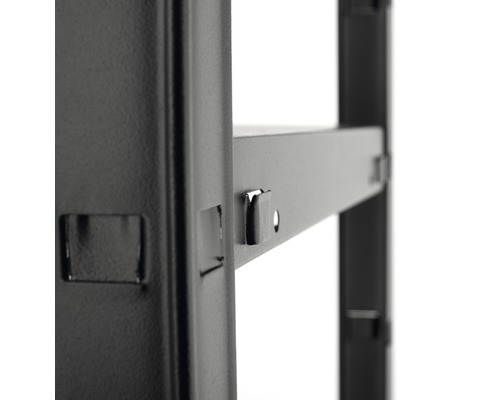 Detailopname van een metalen stellingkast met klikmechanisme