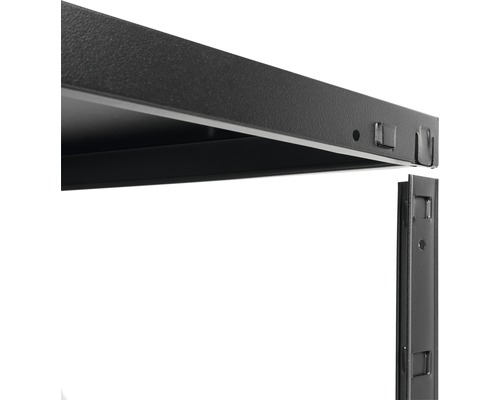 Detailopname van een metalen rek met insteeksysteem