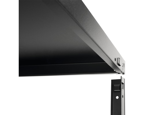 Detailopname van een rek met metalen elementen voor montage