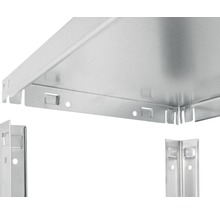 Detailopname van een metalen rekkensysteem dat de montage van de schappen laat zien