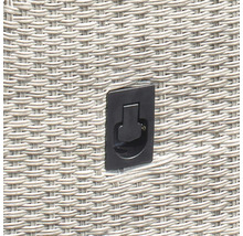 Detailopname van een handgreep aan een tuinmeubel van rotan