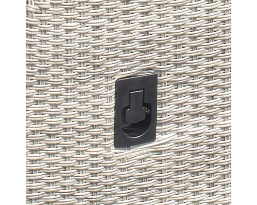 Detailopname van een handgreep aan een tuinmeubel van rotan