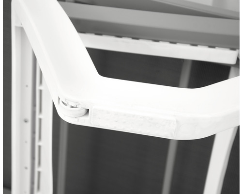 Detailopname van een kunststof tuinligbed