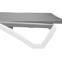 Detailopname van een tuinligbed met grijze ligvlak en wit frame