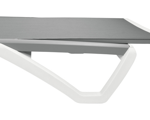 Detailopname van een tuinligbed met grijze ligvlak en wit frame