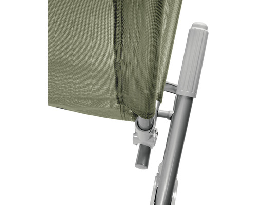 Detailopname van een ligstoel met textielbespanning en metalen frame