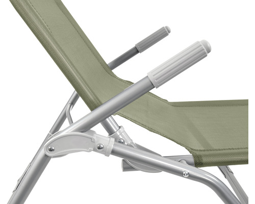 Detailweergave van een tuinstoel met metalen frame en stoffen bekleding.