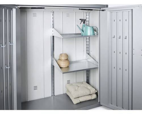 Open gereedschapskast met planken en diverse items zoals gieter en kussens