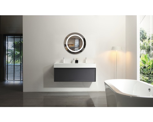 Moderne badkamer met wastafel, ronde spiegel met verlichting en bad