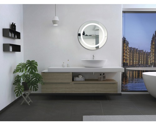 Moderne badkamer met wastafel, spiegel met verlichting en plant