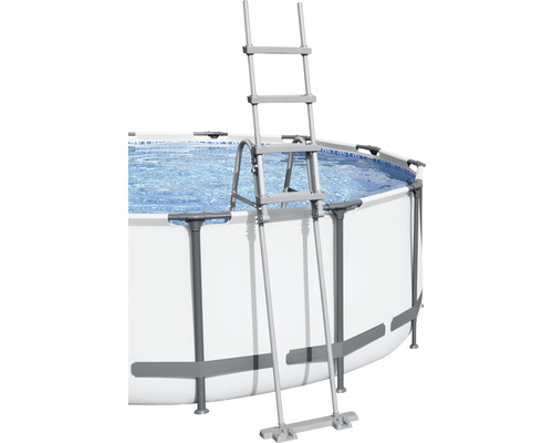 Zwembad met ladder om in en uit te stappen