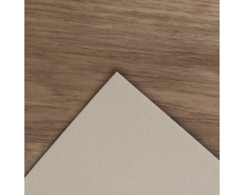 Uitsnede van een textielbehang op een houten vloer