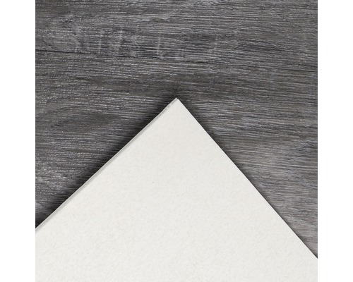 Wit plafondpaneel op houten ondergrond