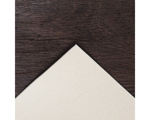 Stuk papier op houten achtergrond