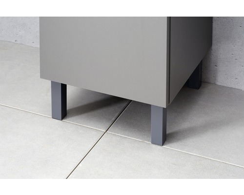 Detail van een badkamerkast met poten