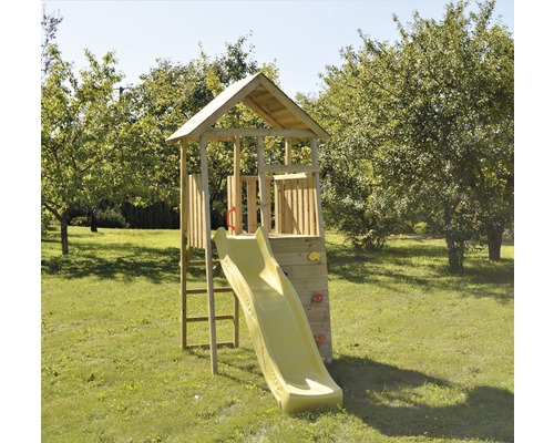 Speeltoren met glijbaan en klimwand op een gazon