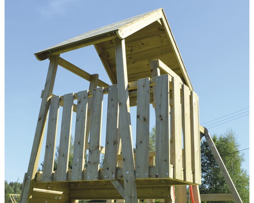 Detailweergave van een houten speeltoren met dak en hek