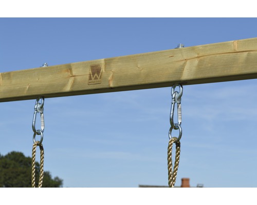 Houten balk met karabijnhaken en touwophanging voor een schommel