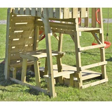 Speeltoren met klimwand, tafel en ladder van hout in de tuin.