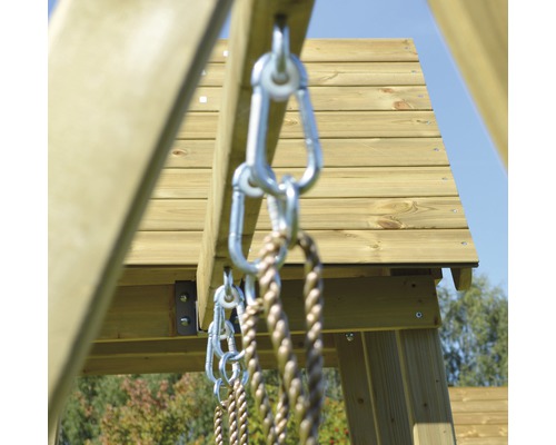Detail van een houten speeltoren met touwen en karabijnhaken