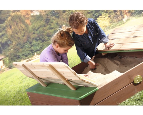 Twee kinderen spelen in een houten zandbak met deksel