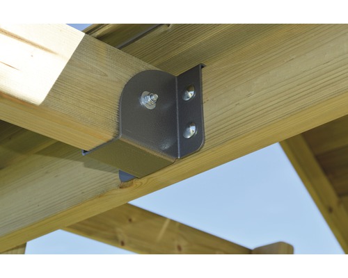 Detailopname van een metalen hoekverbinding bevestigd aan houten balken