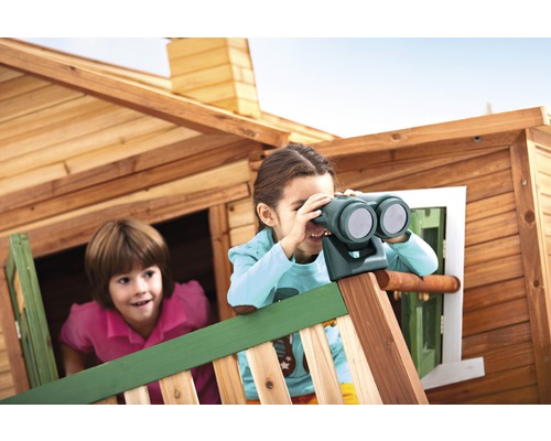 Twee kinderen spelen in een speelhuis, één gebruikt een verrekijker