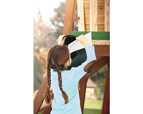 Meisje stopt brief in brievenbus op speeltoren