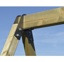 Detailopname van een houten schommel met metalen verbindingsstukken en schroeven