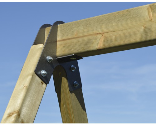 Detailopname van een houten schommel met metalen verbindingsstukken en schroeven