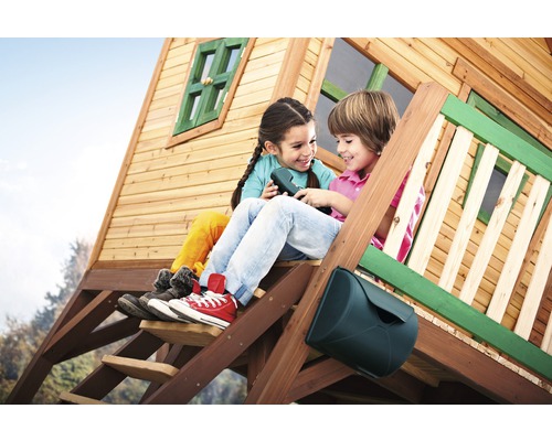 Twee kinderen zitten op de trap van een houten speelhuis en bellen met een speelgoedtelefoon.
