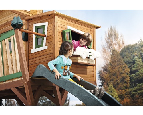 Kinderglijbaan op een houten speelhuis met twee kinderen