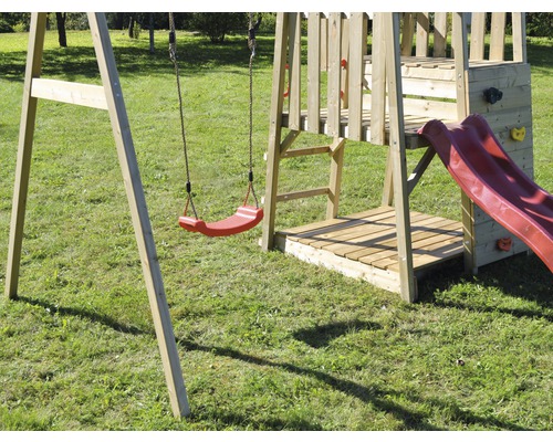 Speeltuin met schommel, klimwand en glijbaan van hout in de tuin.