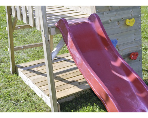 Gedeelte van een speeltoestel met een rode glijbaan en een klimwand