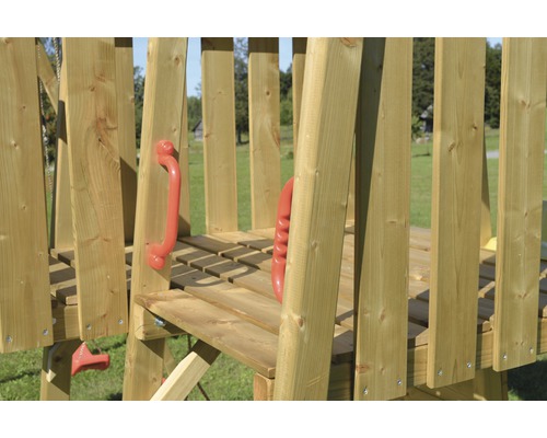 Detailopname van een houten speeltoren met spijlen en handgrepen